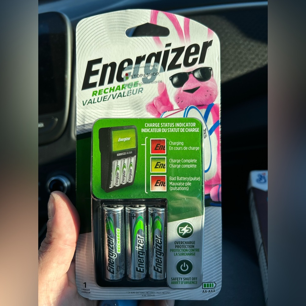 Energizer rechargeable battery kit/4 AA batteries